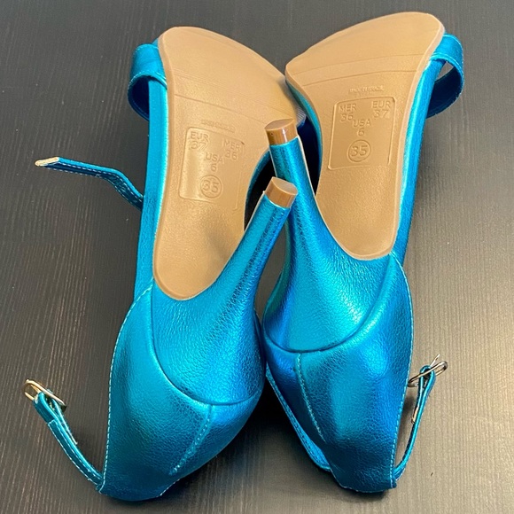 BNWOT Blue Metallic Sandal Heels - Picture 5 of 8